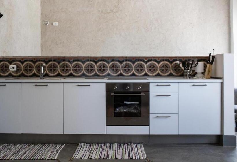 شقة غرفتين, Corte Reginella