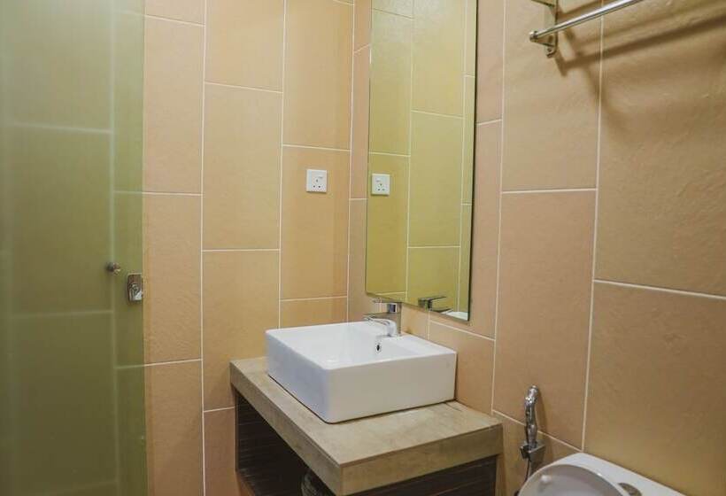 חדר דחוקס עם מיטת קינג, Roxy Hotel Serian