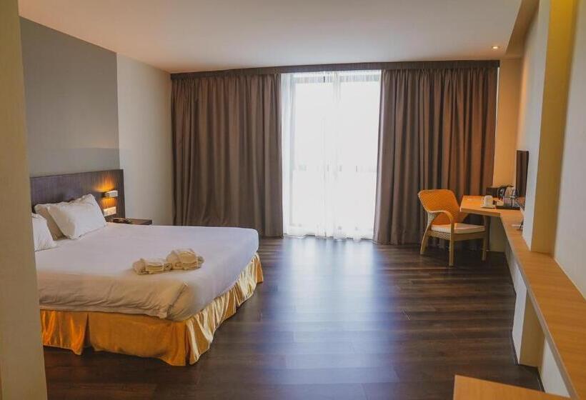 חדר דחוקס עם מיטת קינג, Roxy Hotel Serian