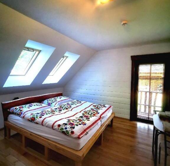 غرفة قياسية مزوَّدة بشُرفة, Koliba Senica