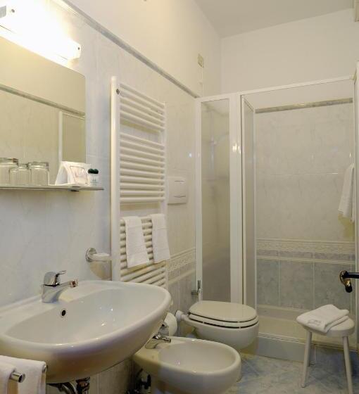اتاق استاندارد سه نفره, Albergo Basilea