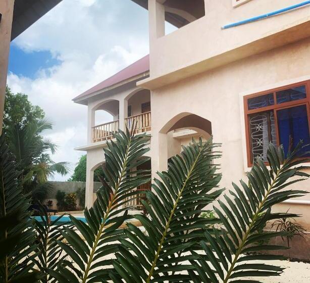 带大床的标准间, Chokoro House