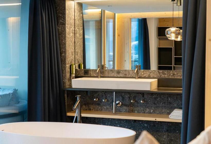 جناح دور أخير, Alpstadt Lifestyle