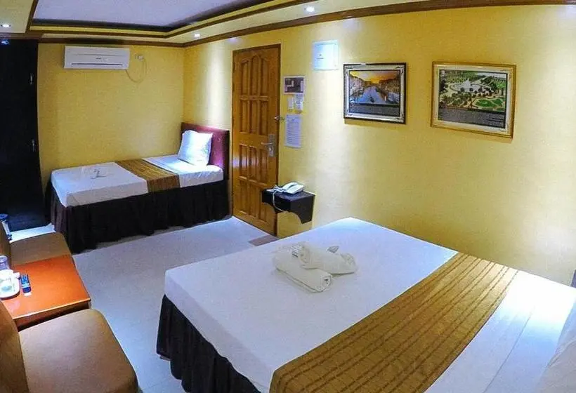 اتاق استاندارد سه نفره, Reddoorz Plus @ Taj Hotel Tuguegarao