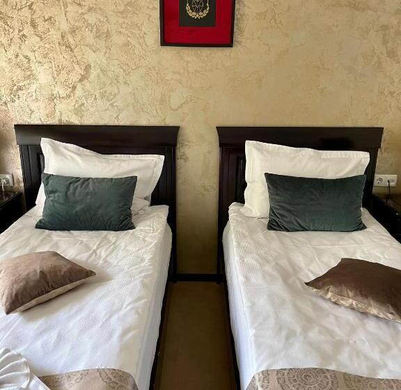 ガーデンビュースタンダードルーム, Curtea Domneasca