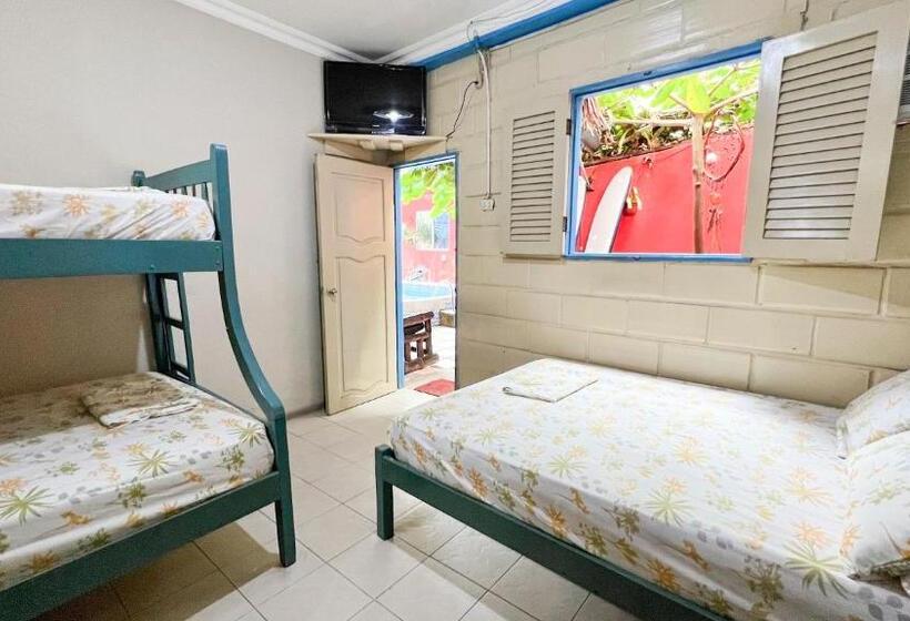 غرفة قياسية ثلاثية, Arrecife Montañita Hostal