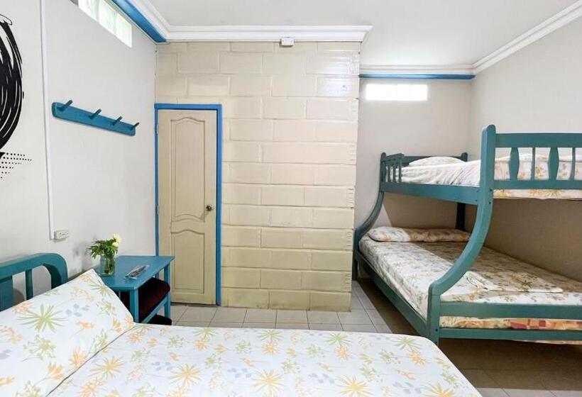 اتاق استاندارد سه نفره, Arrecife Montañita Hostal