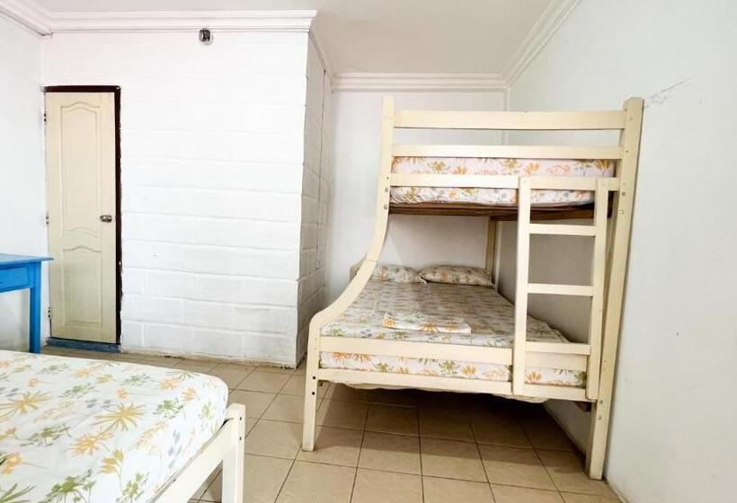 غرفة عادية خماسية, Arrecife Montañita Hostal