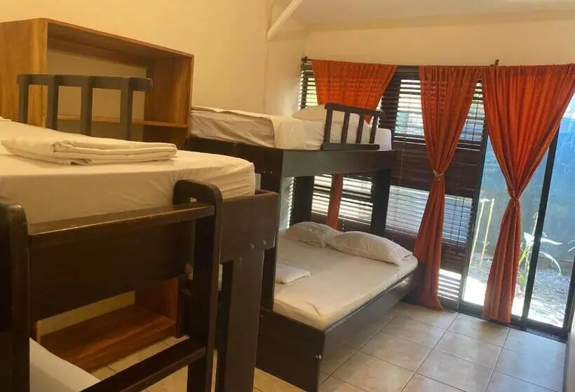 スタンダード4人部屋, Cabinas Surf Arribadas