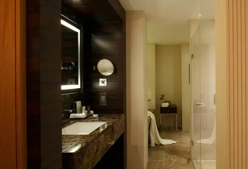 اتاق اجرایی با تخت بزرگ, Conrad London St. James