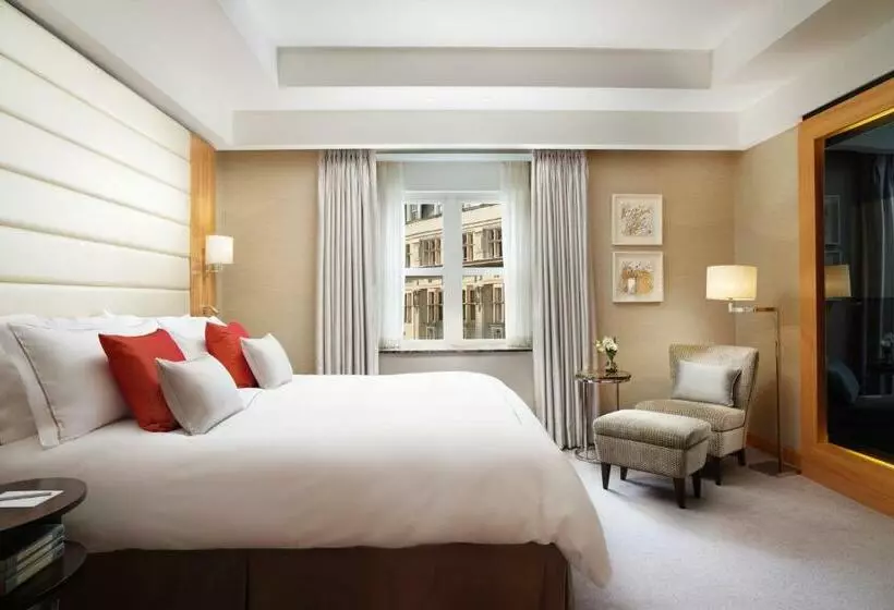 Deluxe Suite King Bed, Conrad London St. James
