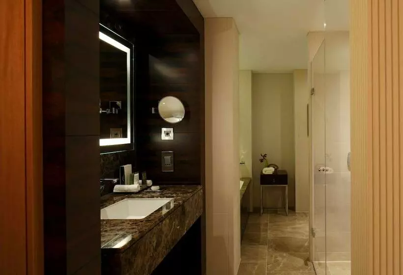 اتاق اجرایی, Conrad London St. James