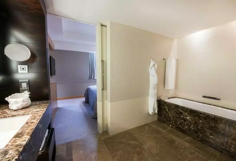 سوئیت جونیور با تخت بزرگ, Conrad London St. James