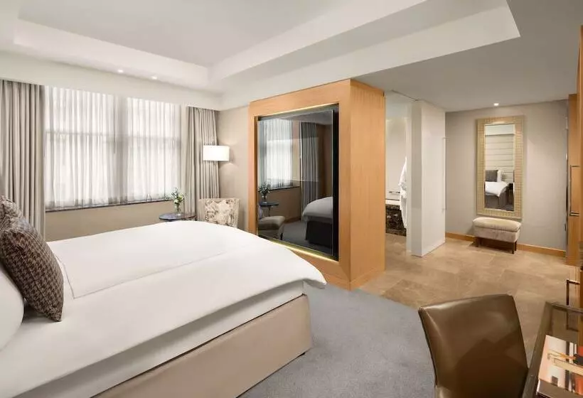 اتاق اجرایی با تخت بزرگ, Conrad London St. James
