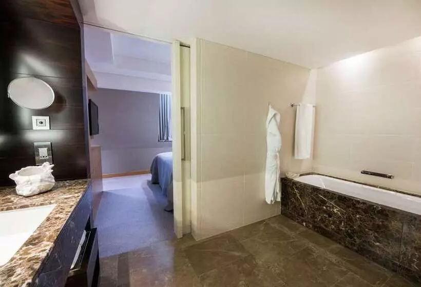 سوئیت جونیور با تخت بزرگ, Conrad London St. James