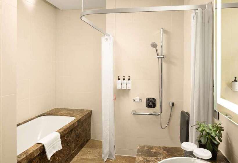 适合残疾人士使用的带超级大床的标准间, Conrad London St. James