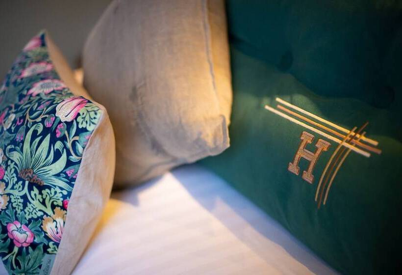 اتاق اجرایی, The Devon