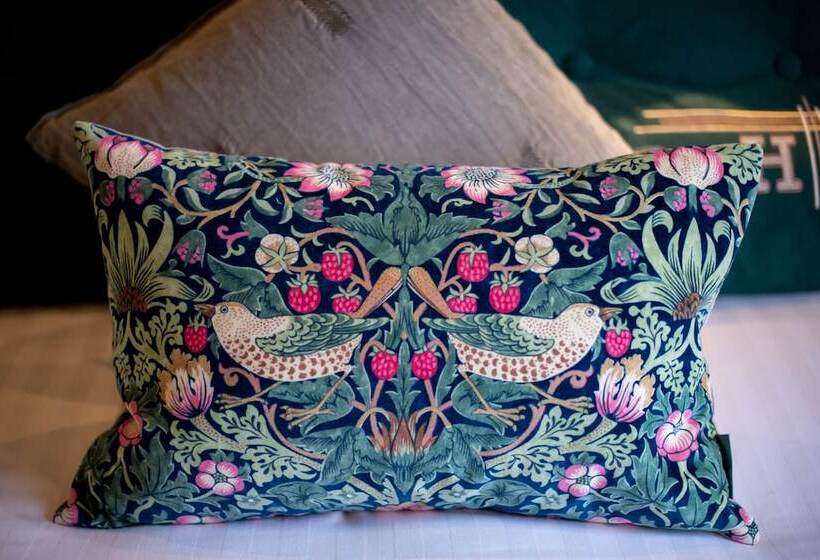 اتاق اجرایی, The Devon