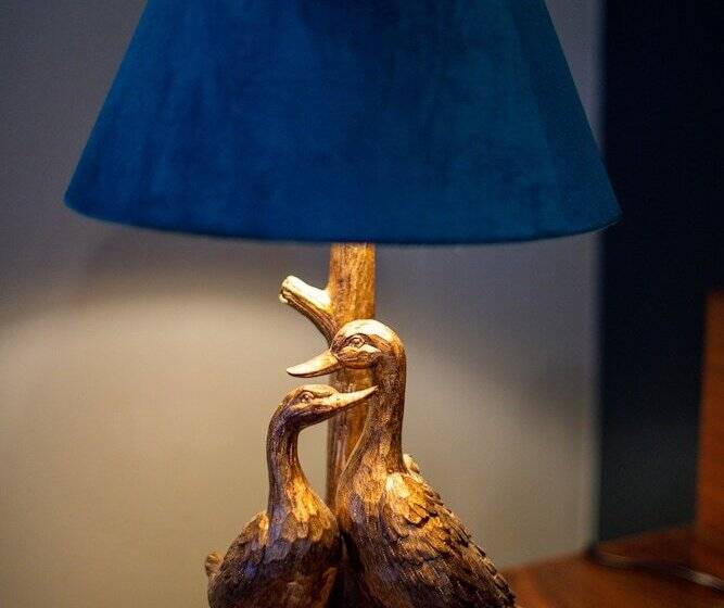 اتاق اجرایی, The Devon