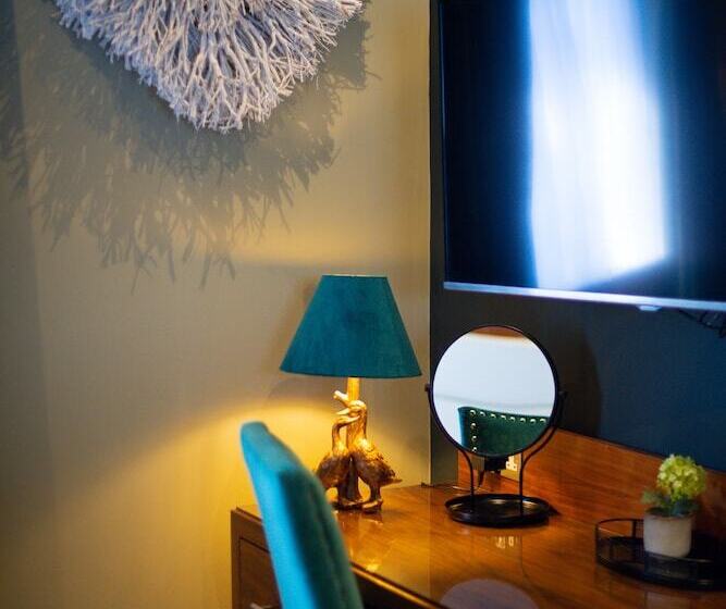 اتاق اجرایی, The Devon