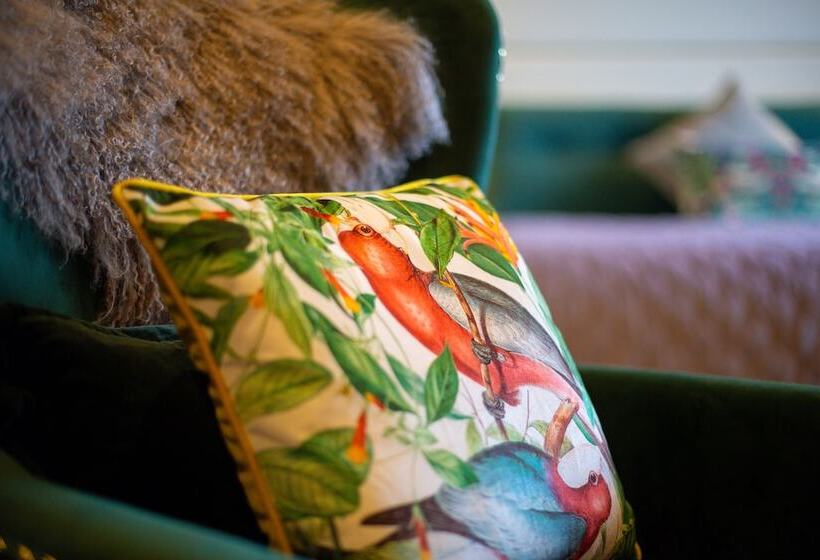 اتاق اجرایی, The Devon