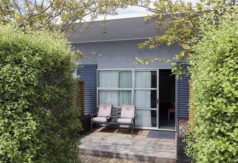 סטודיו אקזקיוטיב, The Claremont Motel