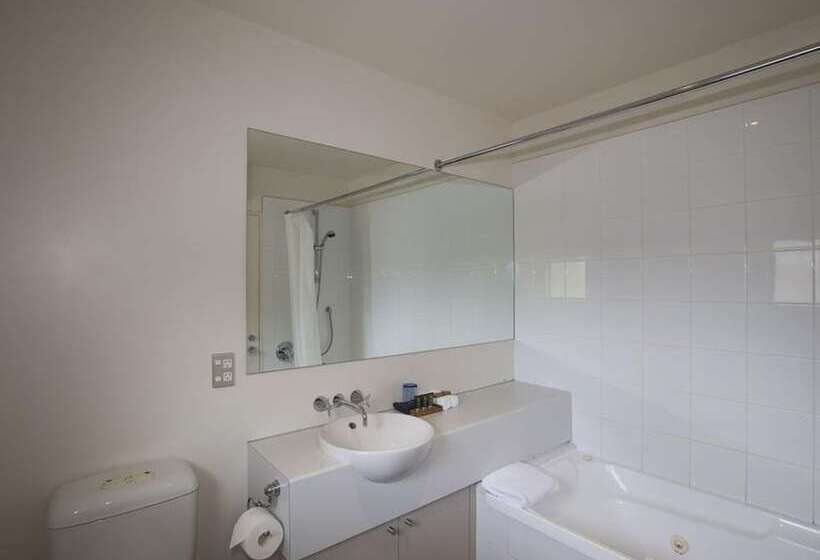 Студио Executive, The Claremont Motel