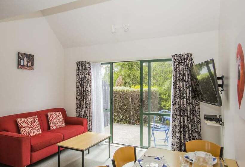 דירת חדר, The Claremont Motel