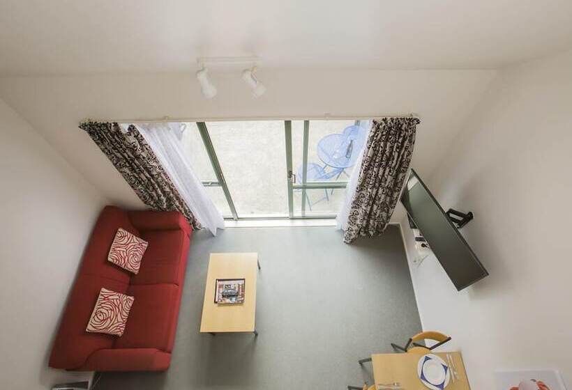 דירת חדר, The Claremont Motel