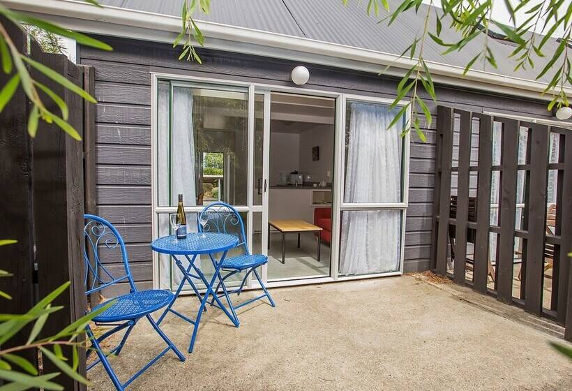 דירת חדר, The Claremont Motel