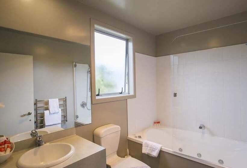 דירת שני חדרים, The Claremont Motel