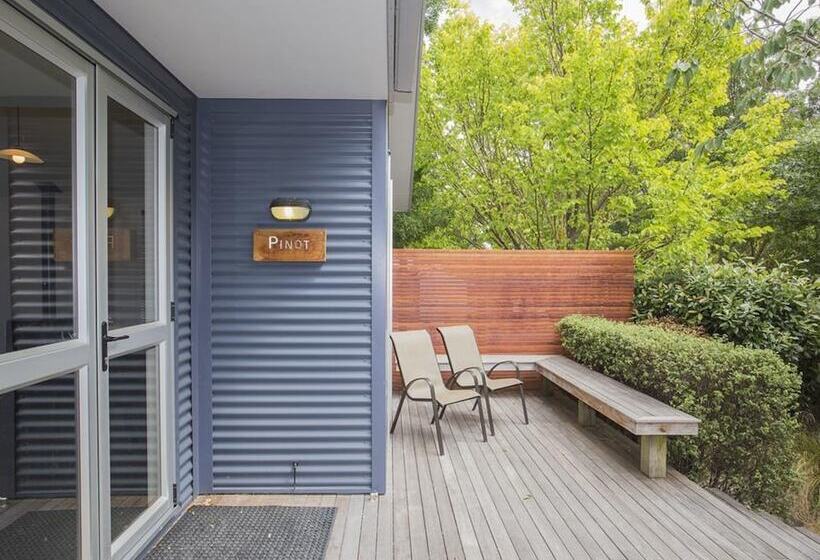 דירת שני חדרים, The Claremont Motel