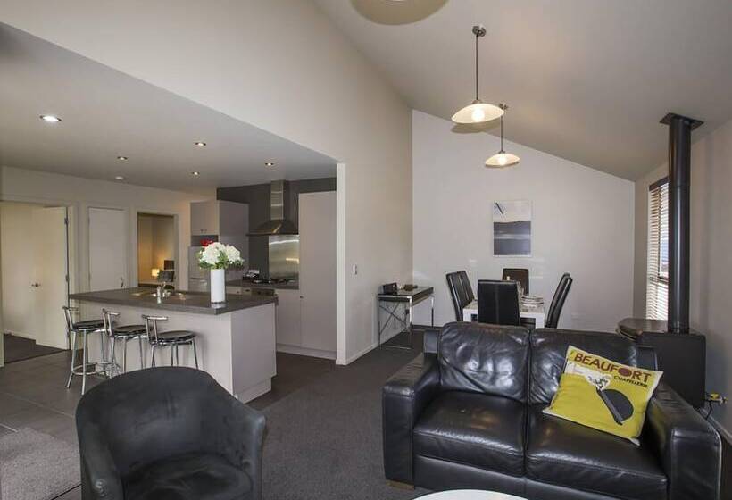 דירת שני חדרים, The Claremont Motel