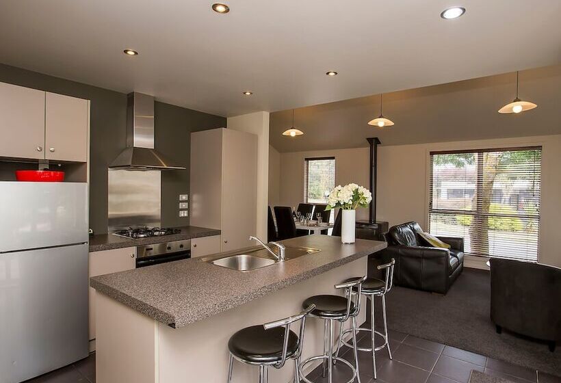 דירת שני חדרים, The Claremont Motel