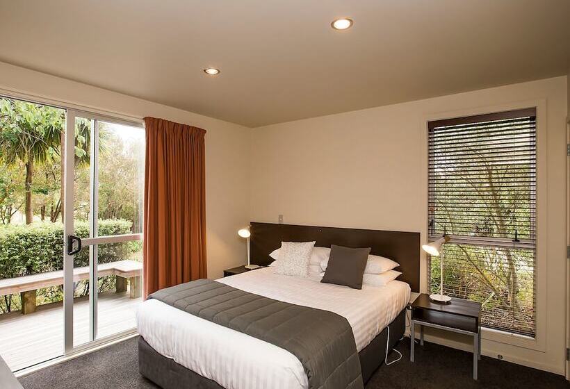 דירת שני חדרים, The Claremont Motel