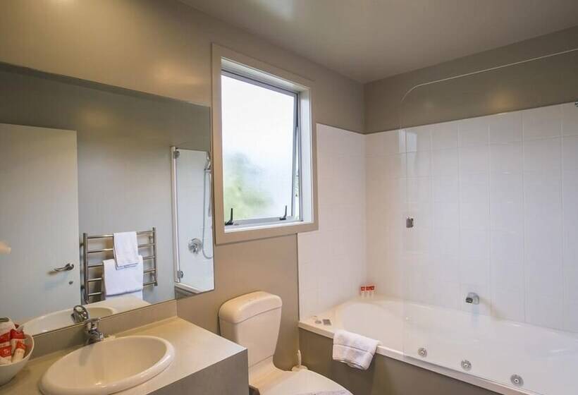 דירת שני חדרים, The Claremont Motel