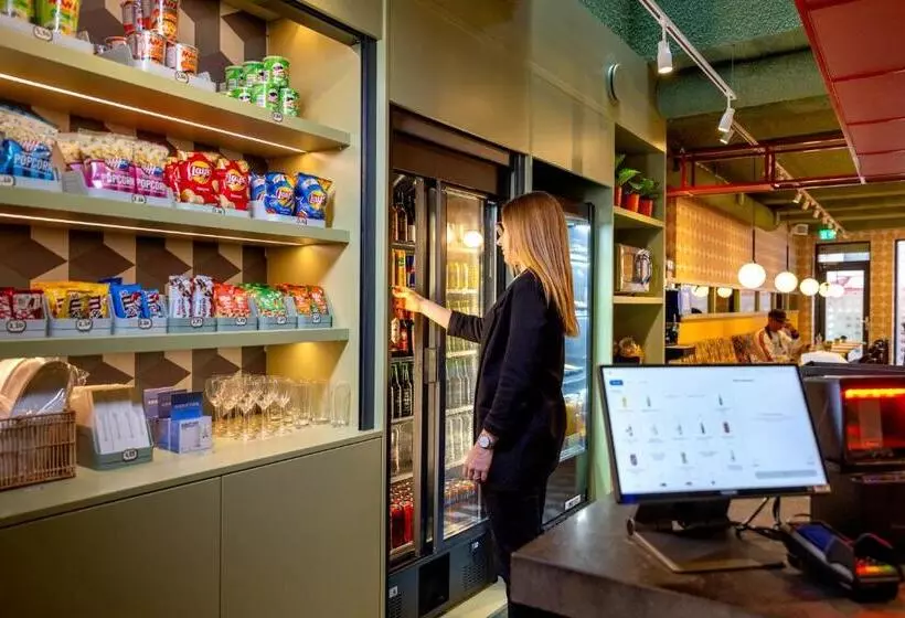 ルームシェアのワンベッド, Tourist Inn One Amsterdam