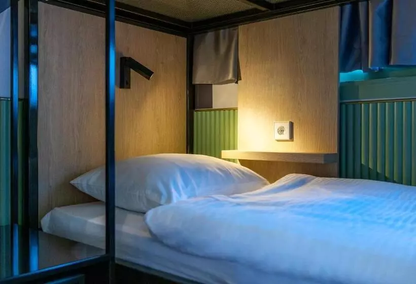 ルームシェアのワンベッド, Tourist Inn One Amsterdam