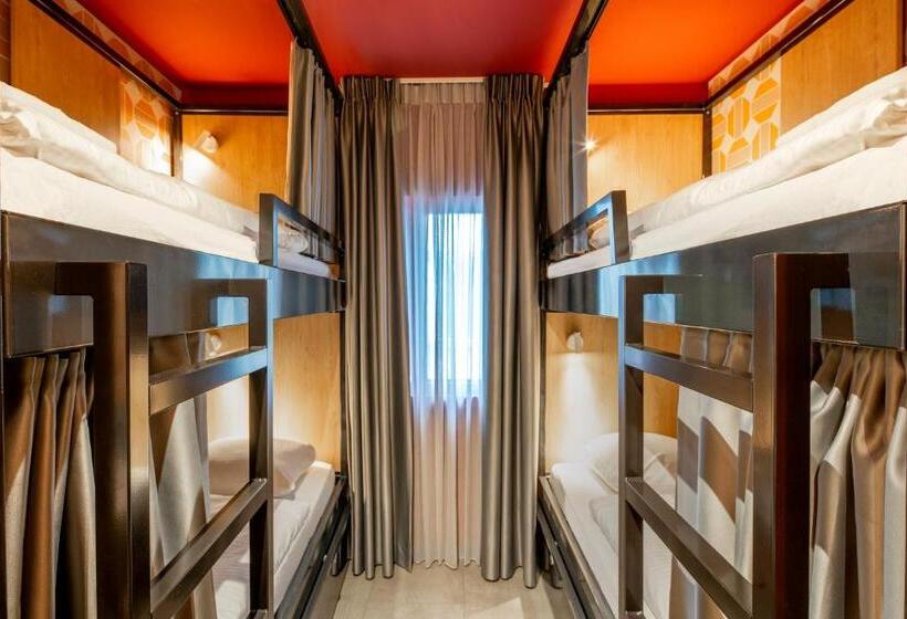 تختخواب در اتاق مشترک, Tourist Inn One Amsterdam