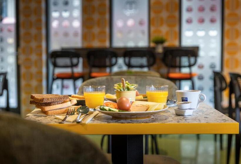 기본 4인룸 공용 욕실, Tourist Inn One Amsterdam