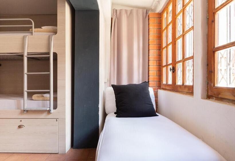 تختخواب در اتاق مشترک, Mambo Tango