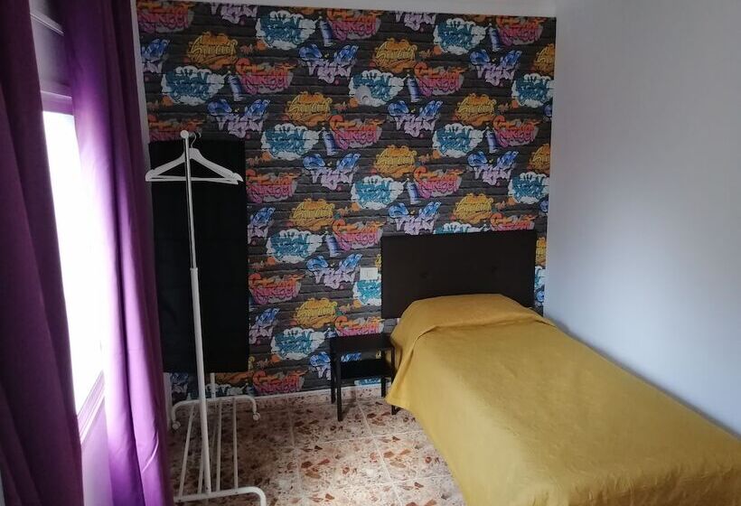 标准单人间共用浴室, Alcaravaneras Hostel