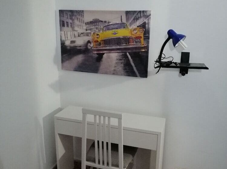 标准单人间共用浴室, Alcaravaneras Hostel