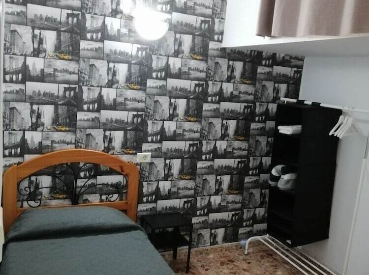 标准单人间共用浴室, Alcaravaneras Hostel