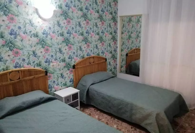 اتاق استاندارد با سرویس بهداشتی مشترک, Alcaravaneras Hostel