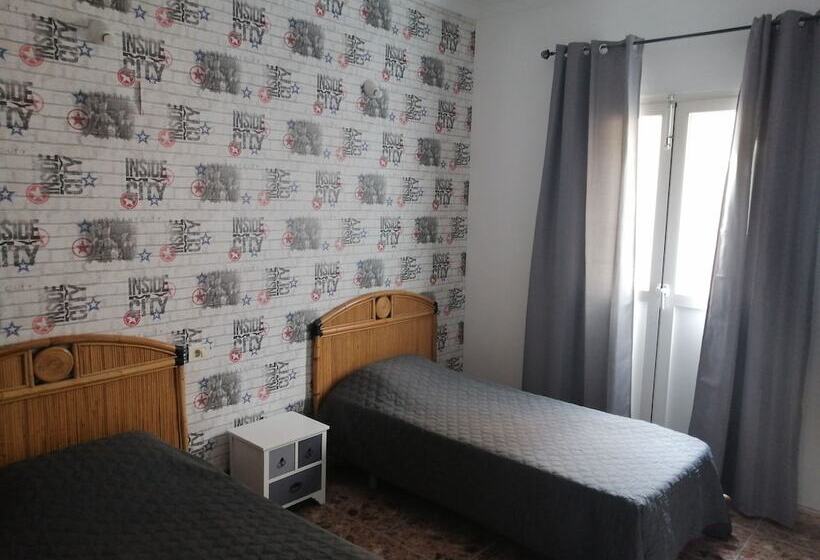 带共用浴室的标准房间, Alcaravaneras Hostel