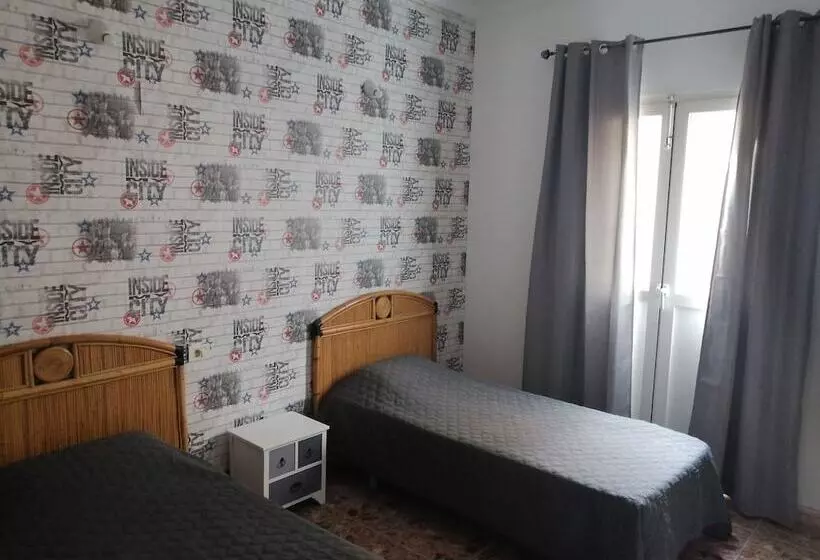 اتاق استاندارد با سرویس بهداشتی مشترک, Alcaravaneras Hostel