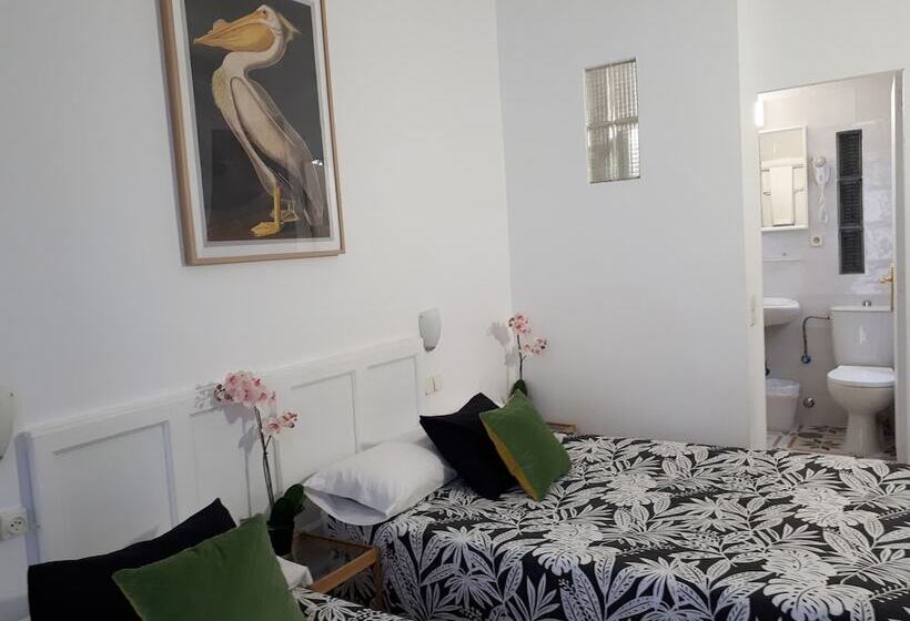 اتاق استاندارد سه نفره, Hostal Casa Chueca