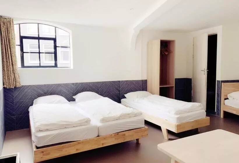 اتاق خانوادگی, Hostel The Globe