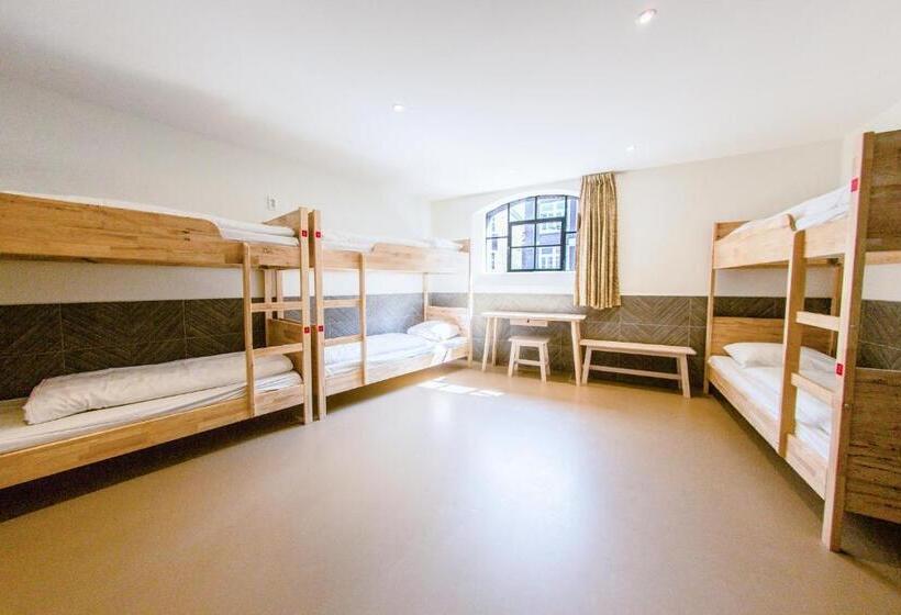 اتاق خانوادگی, Hostel The Globe